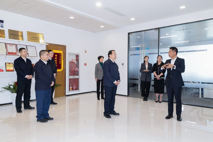 上海市长龚正一行察看AI知名人力资源服务公司龙8头号玩家国际国际的AI赋能人力资源数据动态分析平台