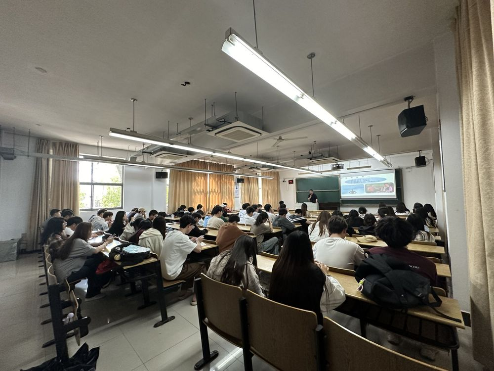龙8头号玩家国际科技集团在南京邮电大学通达学院举办讲座